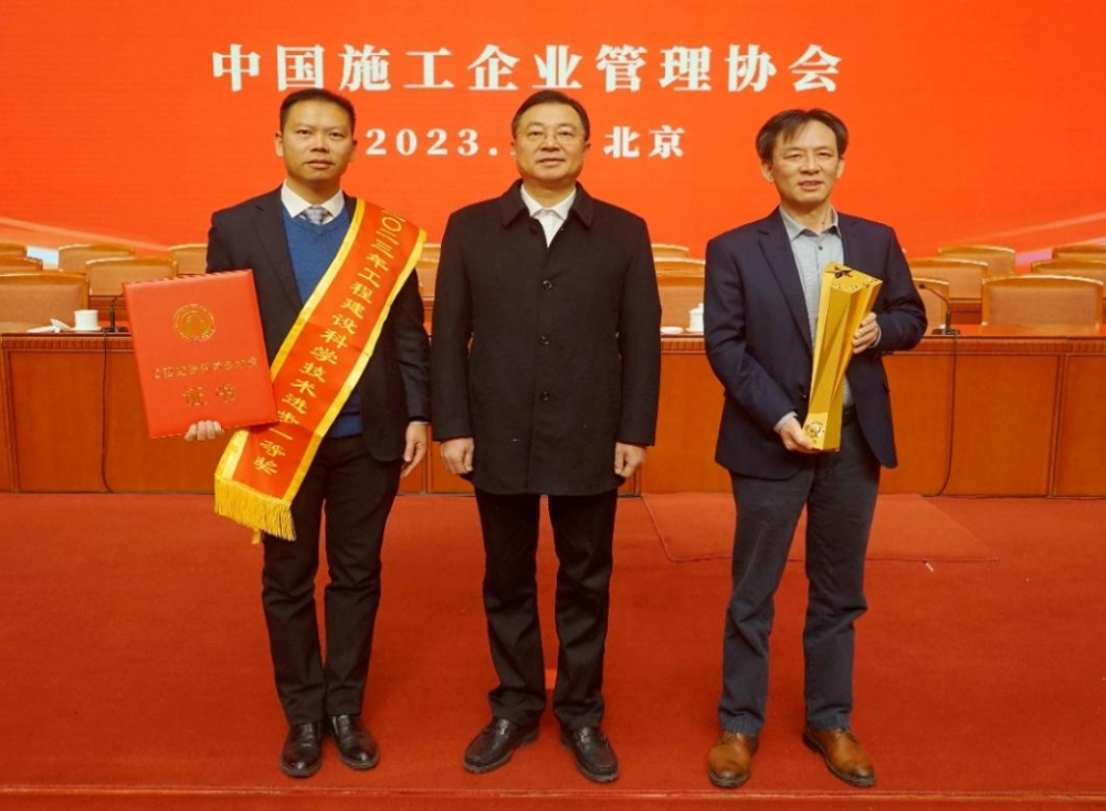 現(xiàn)場(chǎng)領(lǐng)獎(jiǎng).jpg