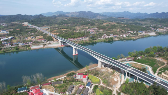 圖片3主橋部分采用180米連續(xù)剛構設計的辰溪沅水特大橋.png